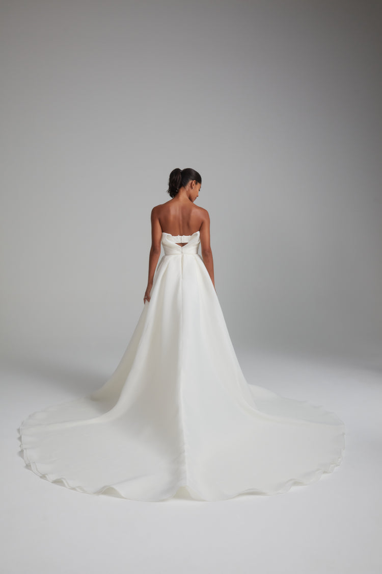 Beverley, dress from Collection Bridal by Amsale, Fabric: gazar