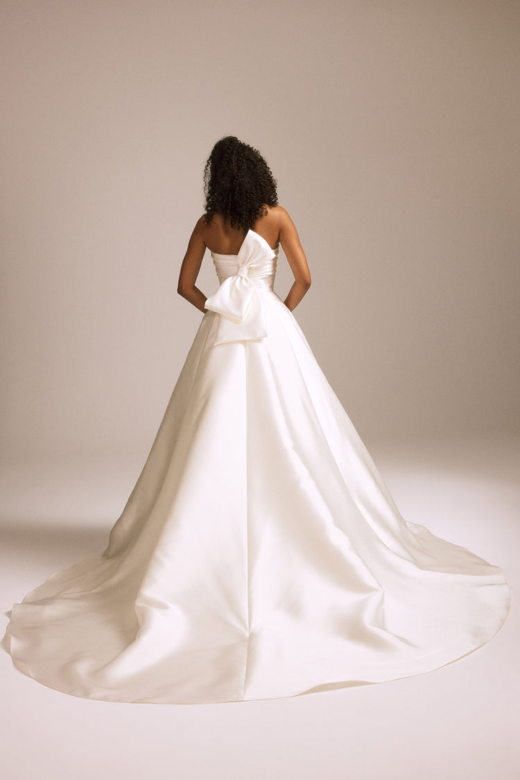 Image number 4: Davina, back view