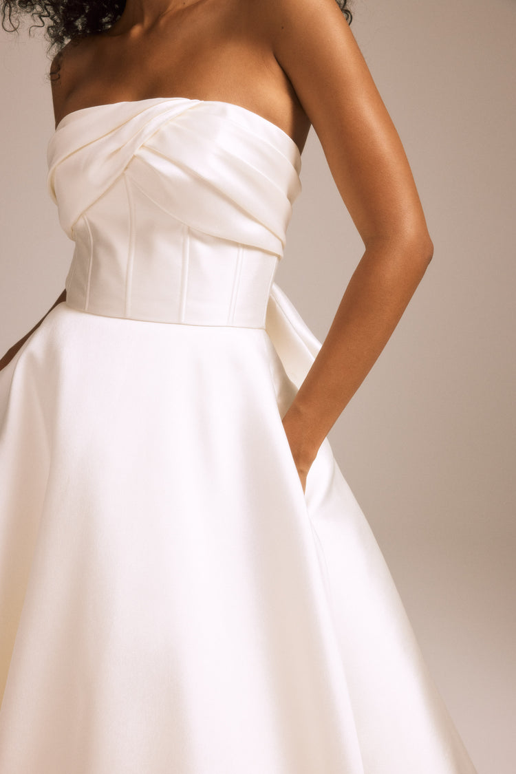 Image number 3: Davina, detail view