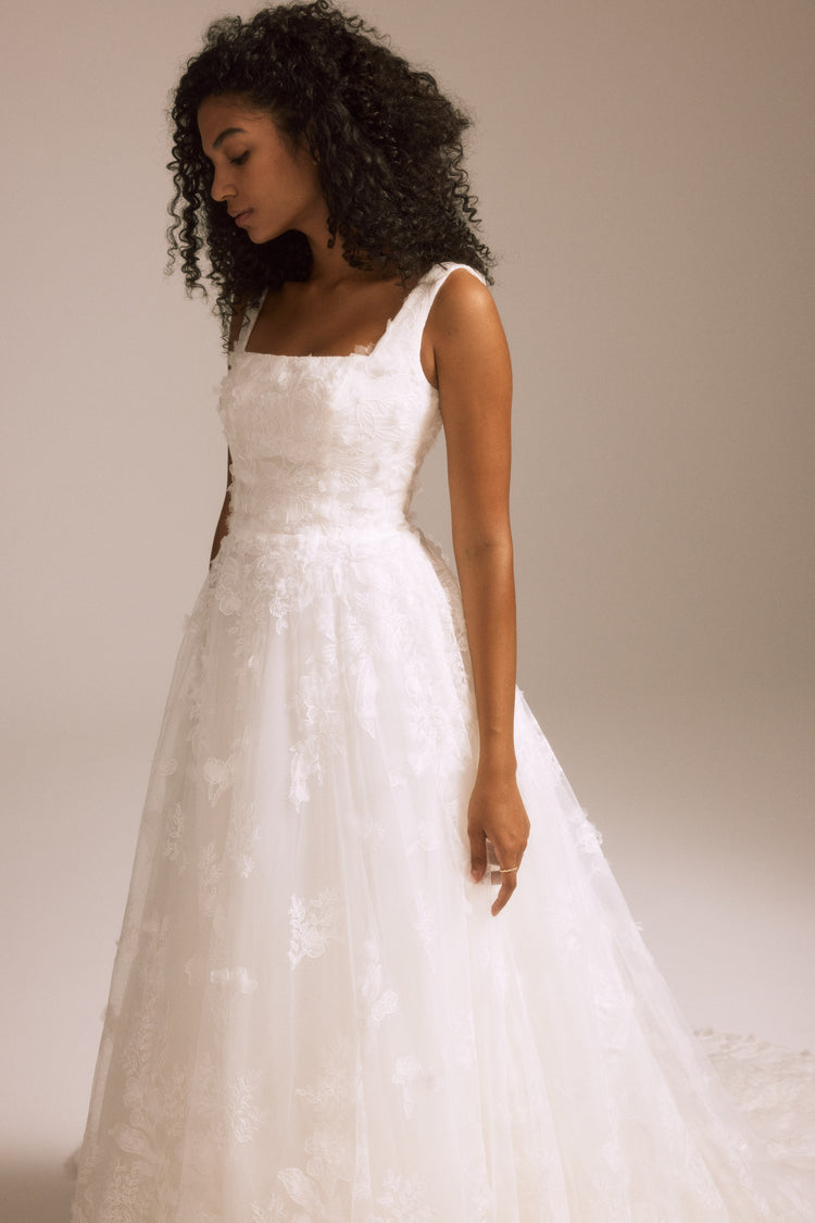 Image number 5: Elodie, back view