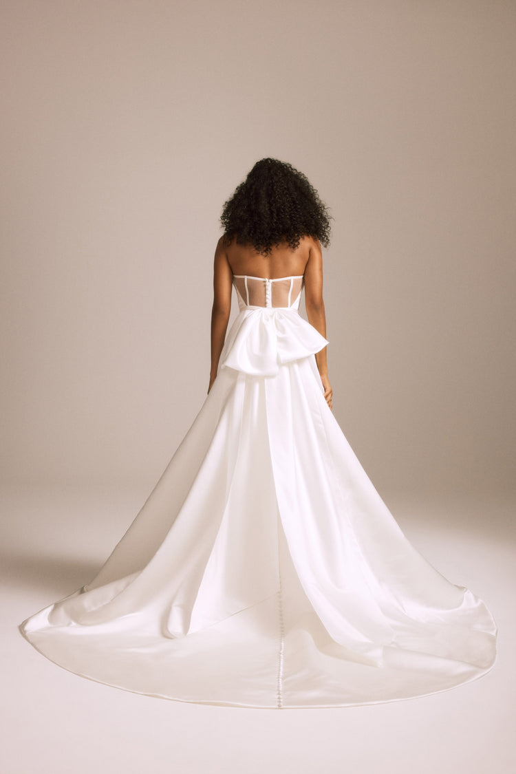 Image number 2: Lincoln, back view
