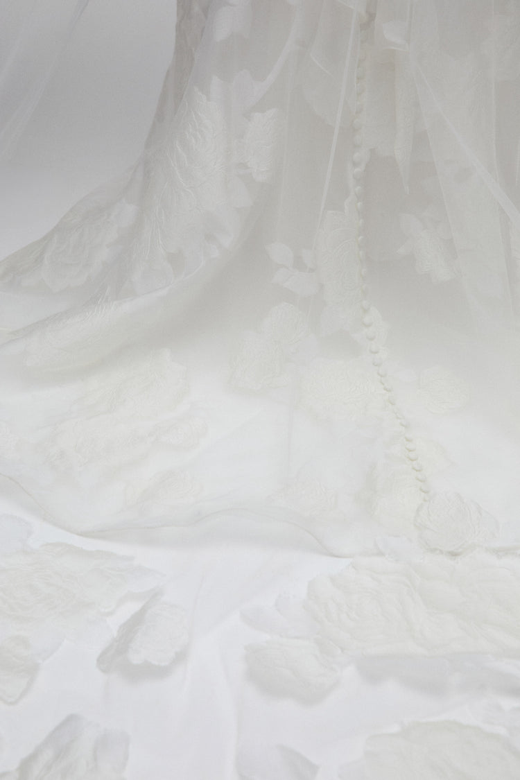 Marcelina Veil, accessory from Collection Accessories by Nouvelle Amsale, Fabric: fil-coupe-jacqaurd