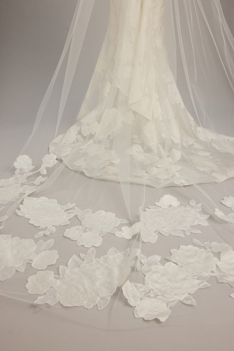 Marcelina Veil, accessory from Collection Accessories by Nouvelle Amsale, Fabric: fil-coupe-jacqaurd