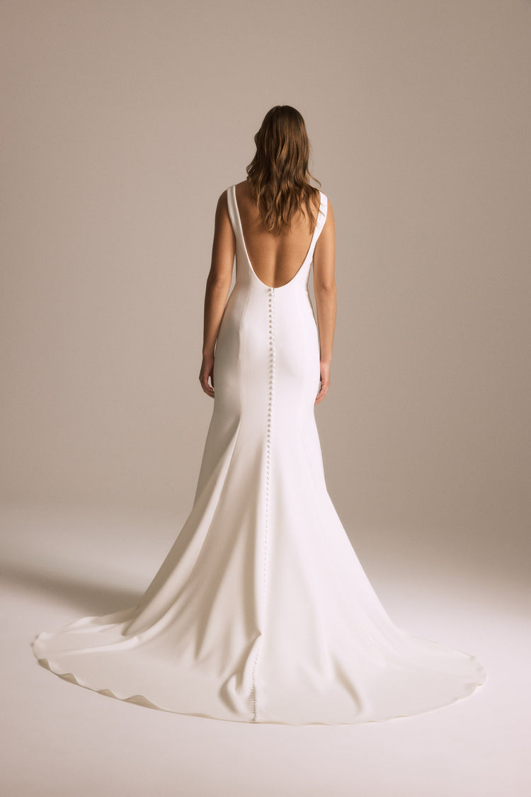 Image number 5: Nada, back view