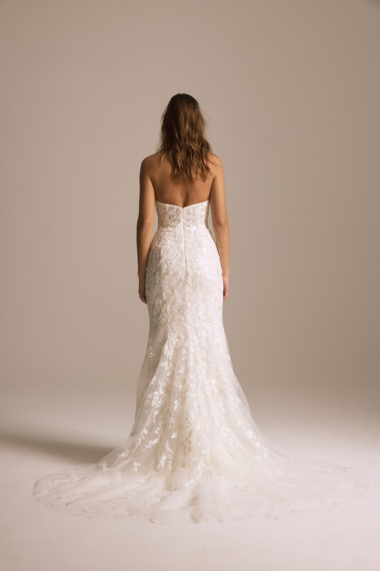 Image number 5: Oakley, back view