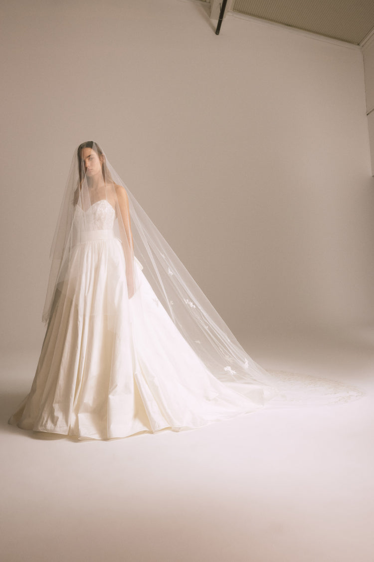 Image number 3: Pepper Veil, side view