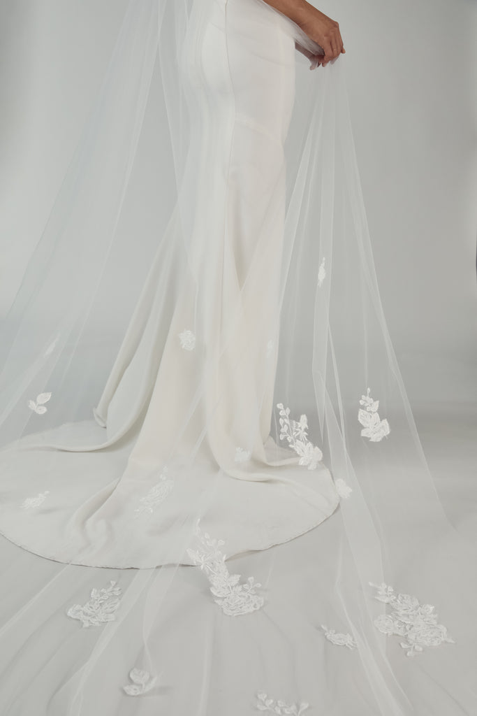 Product R255U - Cathedral length veil with shimmer lace - Ivory Image