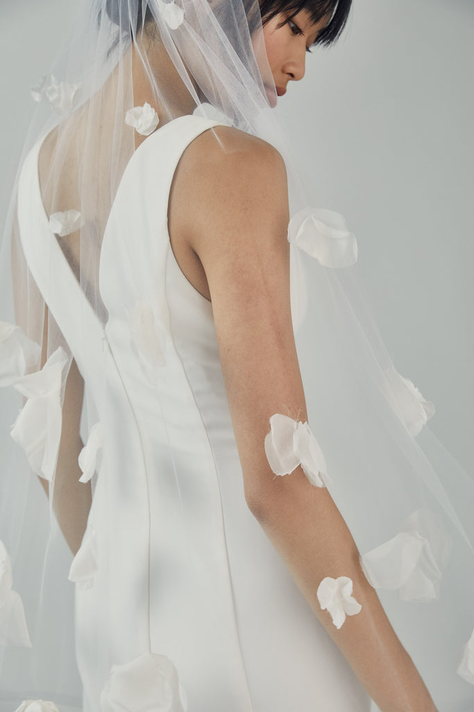 Product Elbow length veil with petals Image