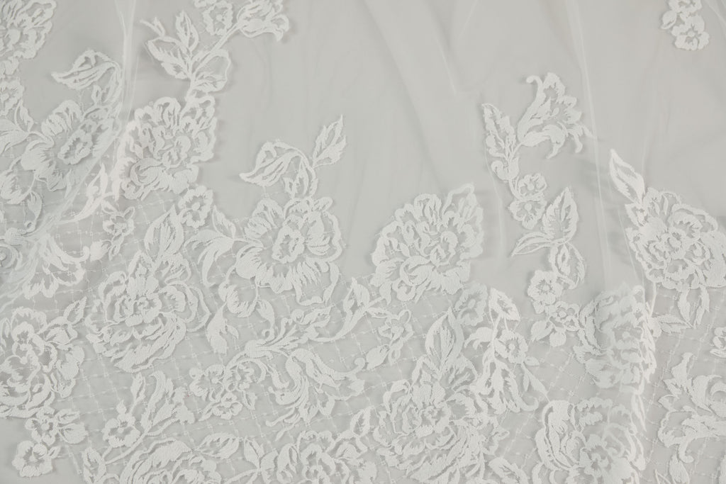 Product R292U - Cathedral length veil with Chantilly petals - Ivory Image