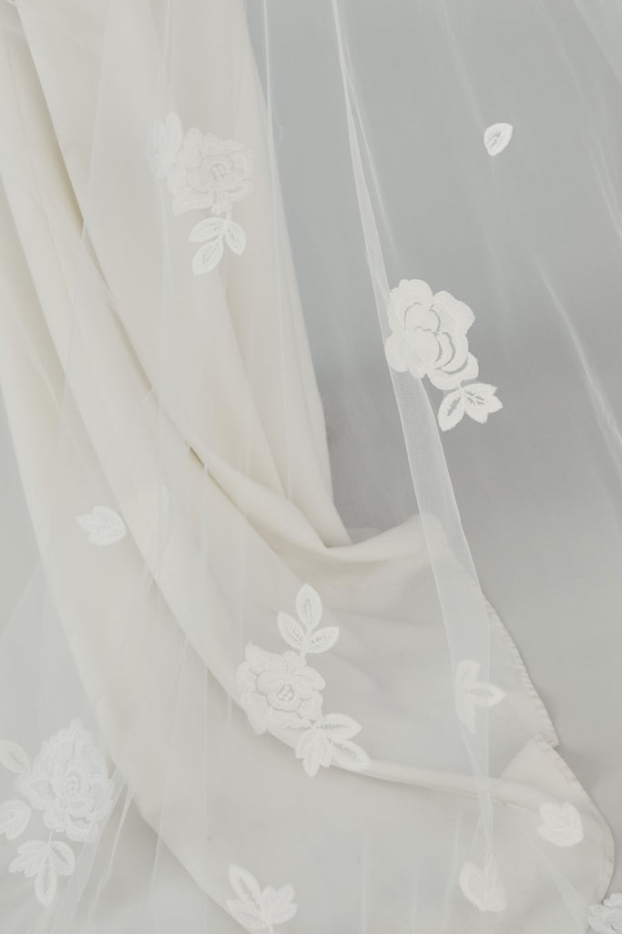 Product R237U - Cathedral length veil with lace - Ivory Image