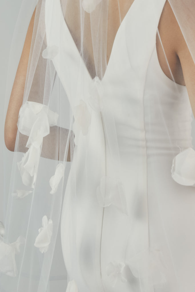 Product Elbow length veil with petals Image