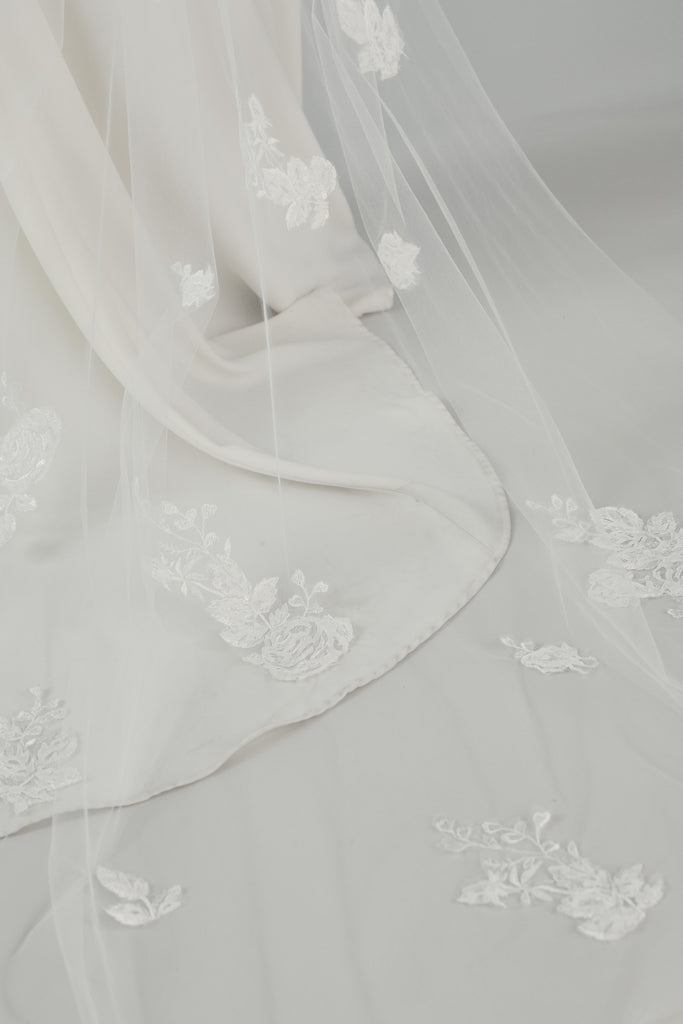 Product R255U - Cathedral length veil with shimmer lace - Ivory Image