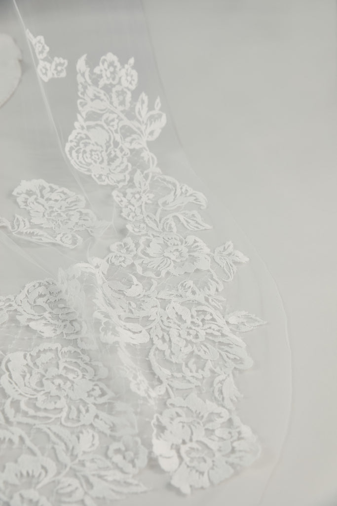 Product R292U - Cathedral length veil with Chantilly petals - Ivory Image