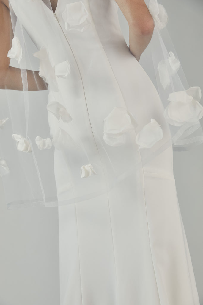 Product Elbow length veil with petals Image
