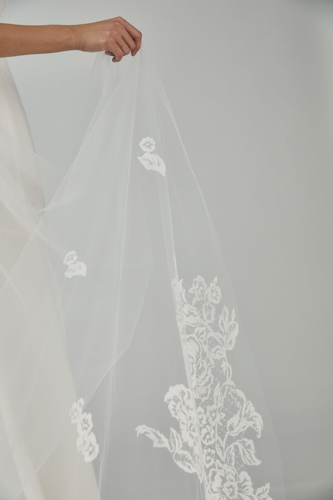 Product R292U - Cathedral length veil with Chantilly petals - Ivory Image