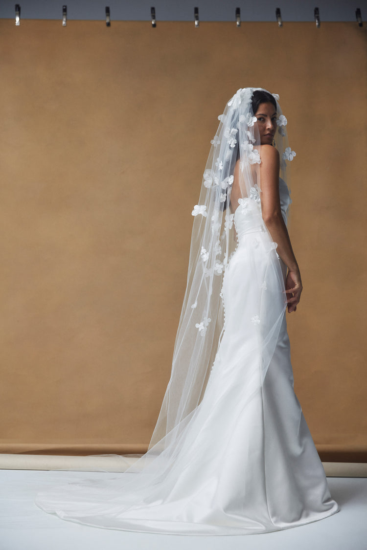 R390V - 3D Petal Veil, accessory from Collection Accessories by Nouvelle Amsale
